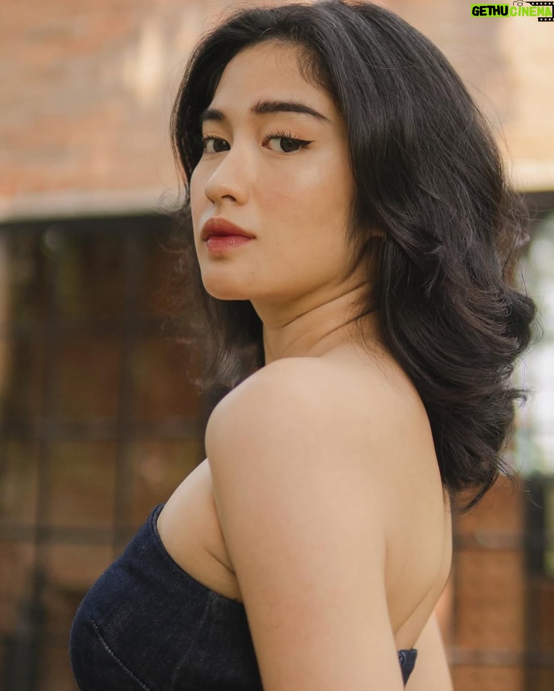 Neneng Rosediana - 63.2K Likes - Es bonbon buah kecapi.

I was born to make you happy.

🖤😌
•
📸 : @ghipsssss