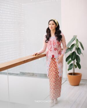 Neneng Rosediana Instagram - Siraman 🥹✨
•
Photo @thepotomoto
Venue @aleeshavenue
Carpet @farahcarpetsofficial
Wedding planner @hansplanners
Decoration @hansplanners
Kebaya @renzilazuardi
Adat Sunda @gse_ekayana
Photo & Video @thepotomoto
Mua @fidelhertamakeup
Hair stylist @chikievers
Mua mother @olgavsrmakeup
Shoes @langkahbylinalee
Kebaya orang tua @sanggarvioletta
Souvenir @masherrie.parfume
@jims_honey
@lozyhijab
Catering @kartikasoulfood
Food stall @tumpengmini
@susu_mbokdarmi
@teppanlah
@yummycoin_id
@paletaswey
@nuansakopi_id
@mindifoodcatering