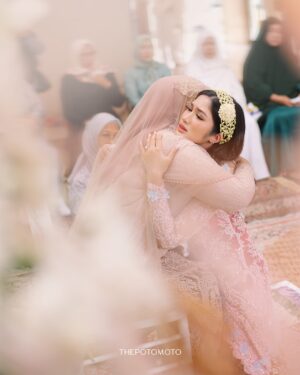 Neneng Rosediana Instagram - Siraman 🥹✨
•
Photo @thepotomoto
Venue @aleeshavenue
Carpet @farahcarpetsofficial
Wedding planner @hansplanners
Decoration @hansplanners
Kebaya @renzilazuardi
Adat Sunda @gse_ekayana
Photo & Video @thepotomoto
Mua @fidelhertamakeup
Hair stylist @chikievers
Mua mother @olgavsrmakeup
Shoes @langkahbylinalee
Kebaya orang tua @sanggarvioletta
Souvenir @masherrie.parfume
@jims_honey
@lozyhijab
Catering @kartikasoulfood
Food stall @tumpengmini
@susu_mbokdarmi
@teppanlah
@yummycoin_id
@paletaswey
@nuansakopi_id
@mindifoodcatering