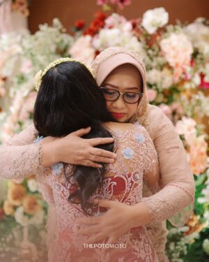Neneng Rosediana Instagram - Siraman 🥹✨
•
Photo @thepotomoto
Venue @aleeshavenue
Carpet @farahcarpetsofficial
Wedding planner @hansplanners
Decoration @hansplanners
Kebaya @renzilazuardi
Adat Sunda @gse_ekayana
Photo & Video @thepotomoto
Mua @fidelhertamakeup
Hair stylist @chikievers
Mua mother @olgavsrmakeup
Shoes @langkahbylinalee
Kebaya orang tua @sanggarvioletta
Souvenir @masherrie.parfume
@jims_honey
@lozyhijab
Catering @kartikasoulfood
Food stall @tumpengmini
@susu_mbokdarmi
@teppanlah
@yummycoin_id
@paletaswey
@nuansakopi_id
@mindifoodcatering