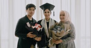 Neneng Rosediana Instagram - Ga mudah untuk bisa menyelesaikan semua ini 🥹 but I did it ! 🎓🩷 berkat dukungan orang2 yang aku sayang ini 🌈 semangat untuk kalian semua yang masi memperjuangan sesuatu,”USAHA TIDAK AKAN MENGKHIANATI HASIL” 🥰