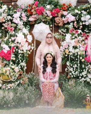 Neneng Rosediana Instagram - Siraman 🥹✨
•
Photo @thepotomoto
Venue @aleeshavenue
Carpet @farahcarpetsofficial
Wedding planner @hansplanners
Decoration @hansplanners
Kebaya @renzilazuardi
Adat Sunda @gse_ekayana
Photo & Video @thepotomoto
Mua @fidelhertamakeup
Hair stylist @chikievers
Mua mother @olgavsrmakeup
Shoes @langkahbylinalee
Kebaya orang tua @sanggarvioletta
Souvenir @masherrie.parfume
@jims_honey
@lozyhijab
Catering @kartikasoulfood
Food stall @tumpengmini
@susu_mbokdarmi
@teppanlah
@yummycoin_id
@paletaswey
@nuansakopi_id
@mindifoodcatering