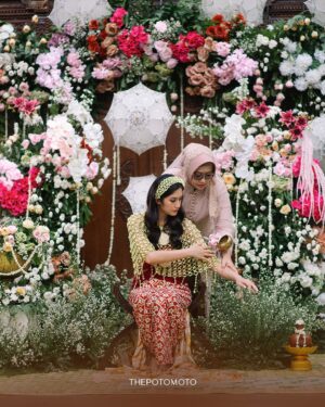 Neneng Rosediana Instagram - Siraman 🥹✨
•
Photo @thepotomoto
Venue @aleeshavenue
Carpet @farahcarpetsofficial
Wedding planner @hansplanners
Decoration @hansplanners
Kebaya @renzilazuardi
Adat Sunda @gse_ekayana
Photo & Video @thepotomoto
Mua @fidelhertamakeup
Hair stylist @chikievers
Mua mother @olgavsrmakeup
Shoes @langkahbylinalee
Kebaya orang tua @sanggarvioletta
Souvenir @masherrie.parfume
@jims_honey
@lozyhijab
Catering @kartikasoulfood
Food stall @tumpengmini
@susu_mbokdarmi
@teppanlah
@yummycoin_id
@paletaswey
@nuansakopi_id
@mindifoodcatering