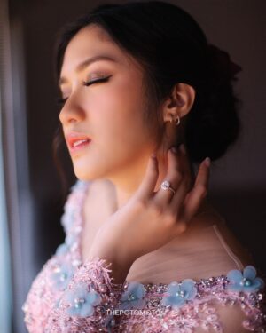 Neneng Rosediana Instagram - Siraman 🥹✨
•
Photo @thepotomoto
Venue @aleeshavenue
Carpet @farahcarpetsofficial
Wedding planner @hansplanners
Decoration @hansplanners
Kebaya @renzilazuardi
Adat Sunda @gse_ekayana
Photo & Video @thepotomoto
Mua @fidelhertamakeup
Hair stylist @chikievers
Mua mother @olgavsrmakeup
Shoes @langkahbylinalee
Kebaya orang tua @sanggarvioletta
Souvenir @masherrie.parfume
@jims_honey
@lozyhijab
Catering @kartikasoulfood
Food stall @tumpengmini
@susu_mbokdarmi
@teppanlah
@yummycoin_id
@paletaswey
@nuansakopi_id
@mindifoodcatering