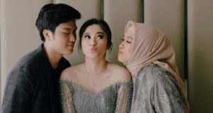 Neneng Rosediana Instagram - Ga mudah untuk bisa menyelesaikan semua ini 🥹 but I did it ! 🎓🩷 berkat dukungan orang2 yang aku sayang ini 🌈 semangat untuk kalian semua yang masi memperjuangan sesuatu,”USAHA TIDAK AKAN MENGKHIANATI HASIL” 🥰