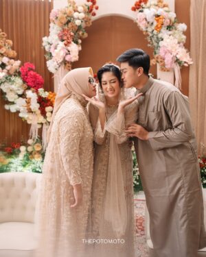 Neneng Rosediana Instagram - Pengajian Pranikah 31.01.2025 🤍
•
Venue @aleeshavenue
Carpet @farahcarpetsofficial
Wedding planner @hansplanners
Decoration @hansplanners
Kebaya @renzilazuardi
Adat Sunda @gse_ekayana
Photo & Video @thepotomoto
Mua @fidelhertamakeup
Hair stylist @chikievers
Mua mother @olgavsrmakeup
Shoes @langkahbylinalee
Kebaya orang tua @sanggarvioletta
Souvenir @masherrie.parfume
@jimshoneyoffc
@lozyhijab
Catering @kartikasoulfood
Food stall @tumpengmini
@susu_mbokdarmi
@teppanlah
@yummycoin_id
@paletaswey
@nuansakopi_id
@mindifoodcatering