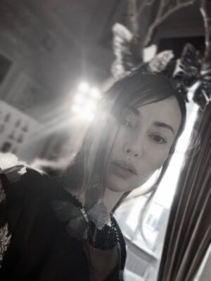 Nesrin Sanad Instagram - Not your typical Forest Fairy 🧚🏻‍♀️ 
@laradizeyee x @milanfashionweek 

#backstage #milanfashionweek #MFW 
.
Special thanks to @fashionweekstudioofficial @cameramoda
.
Hair @lillyhilt @jodieburns_hair @atavi.signature 
Makeup @makeupartacademyparis @makeupcloudy 
Venue @serbellonieventi_