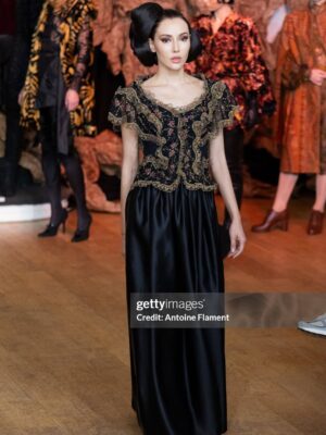 Nesrin Sanad Instagram - @francksorbier Haute Couture Hiver 2025/2026
A dream come true and an honor to be one of L’Eldorado show lady of Lima 💛🔱 
@hautecoutureweek @parisfashionweek 
.
.
Makeup @anne_arnold_makeup 
Hair @fred.pavardpro @alexandredeparis_salons 
.
.
.
.
.
.
.
.
.
.
.
.
#FranckSorbier #FranckSorbierCouture #FW25 #HCW #NesrinSanad #HauteCoutureWeek #ParisFashionWeek #PFW #pfw2025 #PFW25 #ParisFashionWeek2025 #PFW2025FW