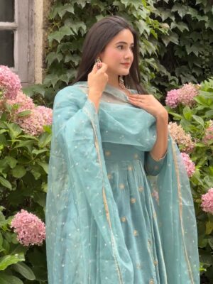 Neyha Thakur Instagram - My देसी core 🩵
🦋Wearing: @thetraditionallabel
Earrings: @myntra (comment for the link)
✨
🦋
✨
🦋
✨
🦋
✨
🦋
#Trending #Fashion #BlueSuit #BlueFroksuit #MakeUp #LongHair #Hairstyle #Hairstyles #Shimla #PhotoOfTheDay #Photography #PartyWear #IndianWear