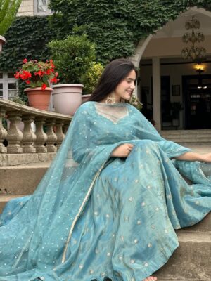 Neyha Thakur Instagram - My देसी core 🩵
🦋Wearing: @thetraditionallabel
Earrings: @myntra (comment for the link)
✨
🦋
✨
🦋
✨
🦋
✨
🦋
#Trending #Fashion #BlueSuit #BlueFroksuit #MakeUp #LongHair #Hairstyle #Hairstyles #Shimla #PhotoOfTheDay #Photography #PartyWear #IndianWear