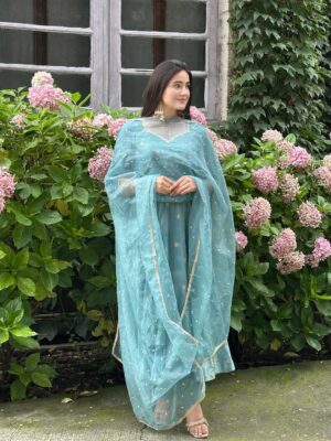 Neyha Thakur Instagram - My देसी core 🩵
🦋Wearing: @thetraditionallabel
Earrings: @myntra (comment for the link)
✨
🦋
✨
🦋
✨
🦋
✨
🦋
#Trending #Fashion #BlueSuit #BlueFroksuit #MakeUp #LongHair #Hairstyle #Hairstyles #Shimla #PhotoOfTheDay #Photography #PartyWear #IndianWear