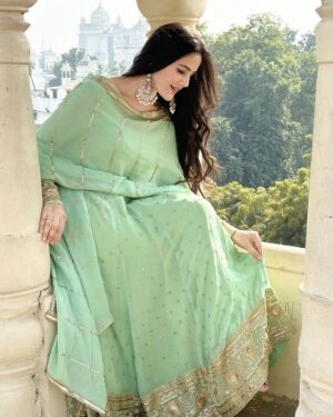 Neyha Thakur Instagram - 🥀कुछ चाह कर भी ना मिले
तो उसमे
रब ने ही खैरियत देखी होगी ✨
#wearing : @the_clothing_rack_
#foowear and #earrings : comment for the link 💕
✨
💚
✨
💚
✨
#reels #reelitfeelit #trending #frocksuit #greenfrock #hairstyle #hairstyles #longhair #longhairstyle #partywear #lucknow #badaimambada