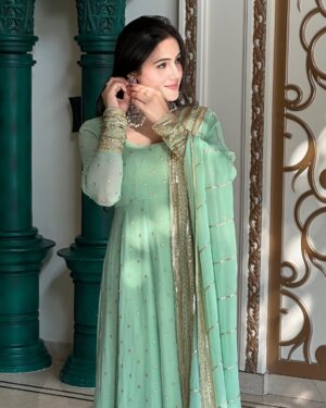 Neyha Thakur Instagram - 🥀कुछ चाह कर भी ना मिले
तो उसमे
रब ने ही खैरियत देखी होगी ✨
#wearing : @the_clothing_rack_
#foowear and #earrings : comment for the link 💕
✨
💚
✨
💚
✨
#reels #reelitfeelit #trending #frocksuit #greenfrock #hairstyle #hairstyles #longhair #longhairstyle #partywear #lucknow #badaimambada