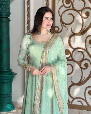 Neyha Thakur Instagram - 🥀कुछ चाह कर भी ना मिले
तो उसमे
रब ने ही खैरियत देखी होगी ✨
#wearing : @the_clothing_rack_
#foowear and #earrings : comment for the link 💕
✨
💚
✨
💚
✨
#reels #reelitfeelit #trending #frocksuit #greenfrock #hairstyle #hairstyles #longhair #longhairstyle #partywear #lucknow #badaimambada