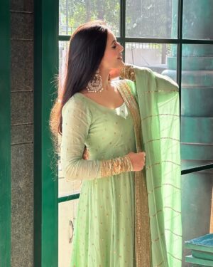 Neyha Thakur Instagram - 🥀कुछ चाह कर भी ना मिले
तो उसमे
रब ने ही खैरियत देखी होगी ✨
#wearing : @the_clothing_rack_
#foowear and #earrings : comment for the link 💕
✨
💚
✨
💚
✨
#reels #reelitfeelit #trending #frocksuit #greenfrock #hairstyle #hairstyles #longhair #longhairstyle #partywear #lucknow #badaimambada