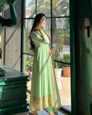 Neyha Thakur Instagram - 🥀कुछ चाह कर भी ना मिले
तो उसमे
रब ने ही खैरियत देखी होगी ✨
#wearing : @the_clothing_rack_
#foowear and #earrings : comment for the link 💕
✨
💚
✨
💚
✨
#reels #reelitfeelit #trending #frocksuit #greenfrock #hairstyle #hairstyles #longhair #longhairstyle #partywear #lucknow #badaimambada