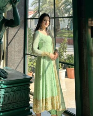 Neyha Thakur Instagram - 🥀कुछ चाह कर भी ना मिले
तो उसमे
रब ने ही खैरियत देखी होगी ✨
#wearing : @the_clothing_rack_
#foowear and #earrings : comment for the link 💕
✨
💚
✨
💚
✨
#reels #reelitfeelit #trending #frocksuit #greenfrock #hairstyle #hairstyles #longhair #longhairstyle #partywear #lucknow #badaimambada