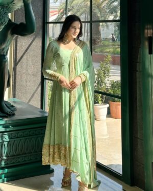 Neyha Thakur Instagram - 🥀कुछ चाह कर भी ना मिले
तो उसमे
रब ने ही खैरियत देखी होगी ✨
#wearing : @the_clothing_rack_
#foowear and #earrings : comment for the link 💕
✨
💚
✨
💚
✨
#reels #reelitfeelit #trending #frocksuit #greenfrock #hairstyle #hairstyles #longhair #longhairstyle #partywear #lucknow #badaimambada