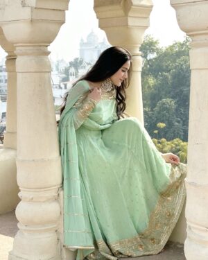 Neyha Thakur Instagram - 🥀कुछ चाह कर भी ना मिले
तो उसमे
रब ने ही खैरियत देखी होगी ✨
#wearing : @the_clothing_rack_
#foowear and #earrings : comment for the link 💕
✨
💚
✨
💚
✨
#reels #reelitfeelit #trending #frocksuit #greenfrock #hairstyle #hairstyles #longhair #longhairstyle #partywear #lucknow #badaimambada