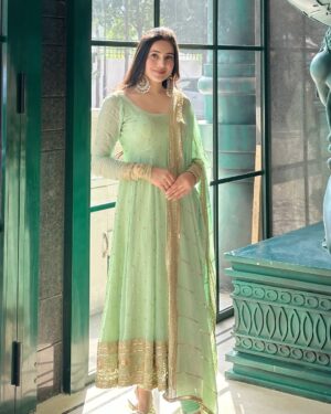 Neyha Thakur Instagram - 🥀कुछ चाह कर भी ना मिले
तो उसमे
रब ने ही खैरियत देखी होगी ✨
#wearing : @the_clothing_rack_
#foowear and #earrings : comment for the link 💕
✨
💚
✨
💚
✨
#reels #reelitfeelit #trending #frocksuit #greenfrock #hairstyle #hairstyles #longhair #longhairstyle #partywear #lucknow #badaimambada