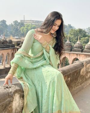 Neyha Thakur Instagram - 🥀कुछ चाह कर भी ना मिले
तो उसमे
रब ने ही खैरियत देखी होगी ✨
#wearing : @the_clothing_rack_
#foowear and #earrings : comment for the link 💕
✨
💚
✨
💚
✨
#reels #reelitfeelit #trending #frocksuit #greenfrock #hairstyle #hairstyles #longhair #longhairstyle #partywear #lucknow #badaimambada