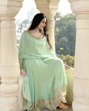 Neyha Thakur Instagram - 🥀कुछ चाह कर भी ना मिले
तो उसमे
रब ने ही खैरियत देखी होगी ✨
#wearing : @the_clothing_rack_
#foowear and #earrings : comment for the link 💕
✨
💚
✨
💚
✨
#reels #reelitfeelit #trending #frocksuit #greenfrock #hairstyle #hairstyles #longhair #longhairstyle #partywear #lucknow #badaimambada