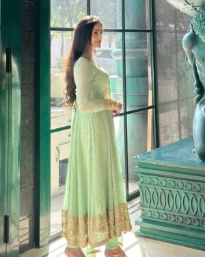 Neyha Thakur Instagram - 🥀कुछ चाह कर भी ना मिले
तो उसमे
रब ने ही खैरियत देखी होगी ✨
#wearing : @the_clothing_rack_
#foowear and #earrings : comment for the link 💕
✨
💚
✨
💚
✨
#reels #reelitfeelit #trending #frocksuit #greenfrock #hairstyle #hairstyles #longhair #longhairstyle #partywear #lucknow #badaimambada