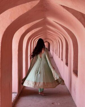 Neyha Thakur Instagram - 🥀कुछ चाह कर भी ना मिले
तो उसमे
रब ने ही खैरियत देखी होगी ✨
#wearing : @the_clothing_rack_
#foowear and #earrings : comment for the link 💕
✨
💚
✨
💚
✨
#reels #reelitfeelit #trending #frocksuit #greenfrock #hairstyle #hairstyles #longhair #longhairstyle #partywear #lucknow #badaimambada