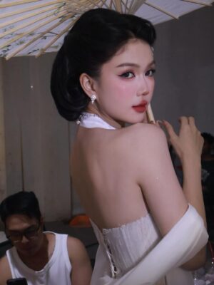 Ngoc Trinh Instagram - Tôi thích một mối tình cổ điển, vì không muốn yêu đương đại #ngoctrinh #ngoctrinh89