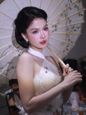 Ngoc Trinh Instagram - Tôi thích một mối tình cổ điển, vì không muốn yêu đương đại #ngoctrinh #ngoctrinh89