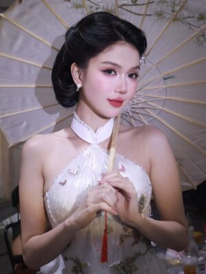 Ngoc Trinh Instagram - Tôi thích một mối tình cổ điển, vì không muốn yêu đương đại #ngoctrinh #ngoctrinh89