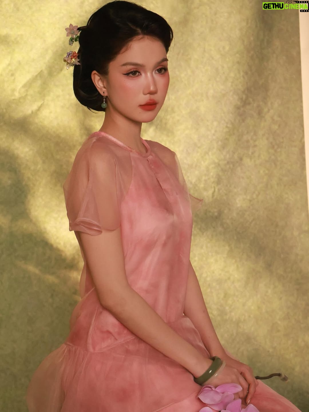 Ngoc Trinh - 59.2K Likes - Tôi thích một mối tình cổ điển, vì không muốn yêu đương đại #ngoctrinh #ngoctrinh89