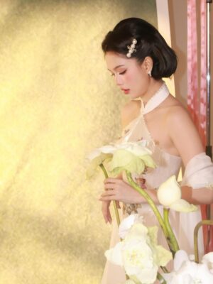 Ngoc Trinh Instagram - Tôi thích một mối tình cổ điển, vì không muốn yêu đương đại #ngoctrinh #ngoctrinh89
