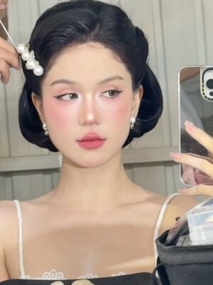 Ngoc Trinh Instagram - Tôi thích một mối tình cổ điển, vì không muốn yêu đương đại #ngoctrinh #ngoctrinh89