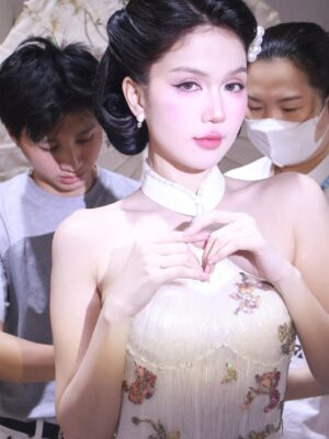Ngoc Trinh Instagram - Tôi thích một mối tình cổ điển, vì không muốn yêu đương đại #ngoctrinh #ngoctrinh89