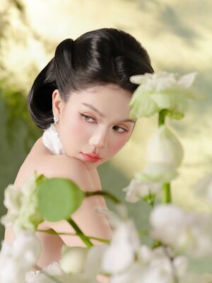 Ngoc Trinh Instagram - Hãy yêu lấy hành trình của mình, kể cả khi nó lấm lem bùn đất.
Bởi chính những vết bẩn ấy mới kể lại câu chuyện bạn đã sống dũng cảm đến nhường nào 🤍🤍🤍 #ngoctrinh #ngoctrinh89