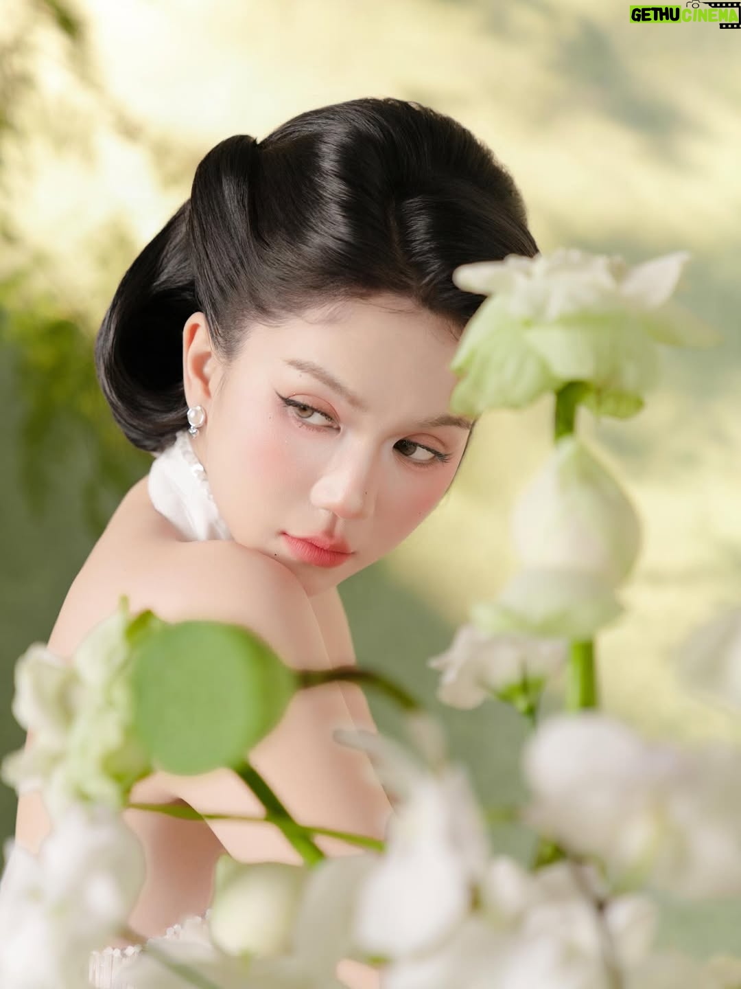 Ngoc Trinh - 41.3K Likes - Hãy yêu lấy hành trình của mình, kể cả khi nó lấm lem bùn đất.
Bởi chính những vết bẩn ấy mới kể lại câu chuyện bạn đã sống dũng cảm đến nhường nào 🤍🤍🤍 #ngoctrinh #ngoctrinh89