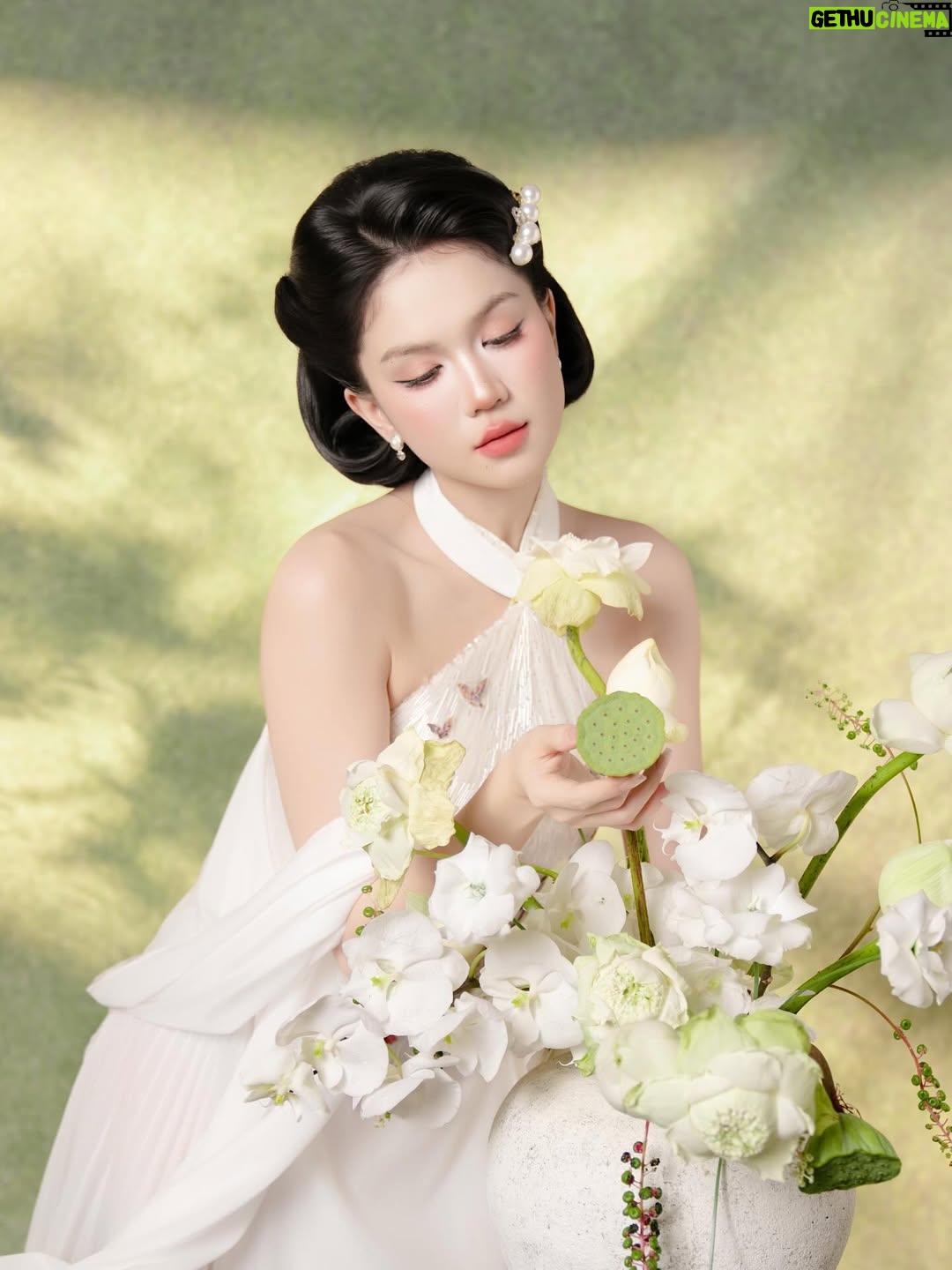 Ngoc Trinh - 41.3K Likes - Hãy yêu lấy hành trình của mình, kể cả khi nó lấm lem bùn đất.
Bởi chính những vết bẩn ấy mới kể lại câu chuyện bạn đã sống dũng cảm đến nhường nào 🤍🤍🤍 #ngoctrinh #ngoctrinh89