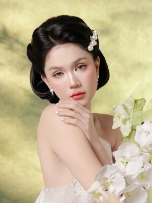 Ngoc Trinh Instagram - Hãy yêu lấy hành trình của mình, kể cả khi nó lấm lem bùn đất.
Bởi chính những vết bẩn ấy mới kể lại câu chuyện bạn đã sống dũng cảm đến nhường nào 🤍🤍🤍 #ngoctrinh #ngoctrinh89