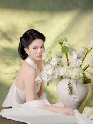 Ngoc Trinh Instagram - Hãy yêu lấy hành trình của mình, kể cả khi nó lấm lem bùn đất.
Bởi chính những vết bẩn ấy mới kể lại câu chuyện bạn đã sống dũng cảm đến nhường nào 🤍🤍🤍 #ngoctrinh #ngoctrinh89