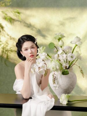Ngoc Trinh Instagram - Hãy yêu lấy hành trình của mình, kể cả khi nó lấm lem bùn đất.
Bởi chính những vết bẩn ấy mới kể lại câu chuyện bạn đã sống dũng cảm đến nhường nào 🤍🤍🤍 #ngoctrinh #ngoctrinh89