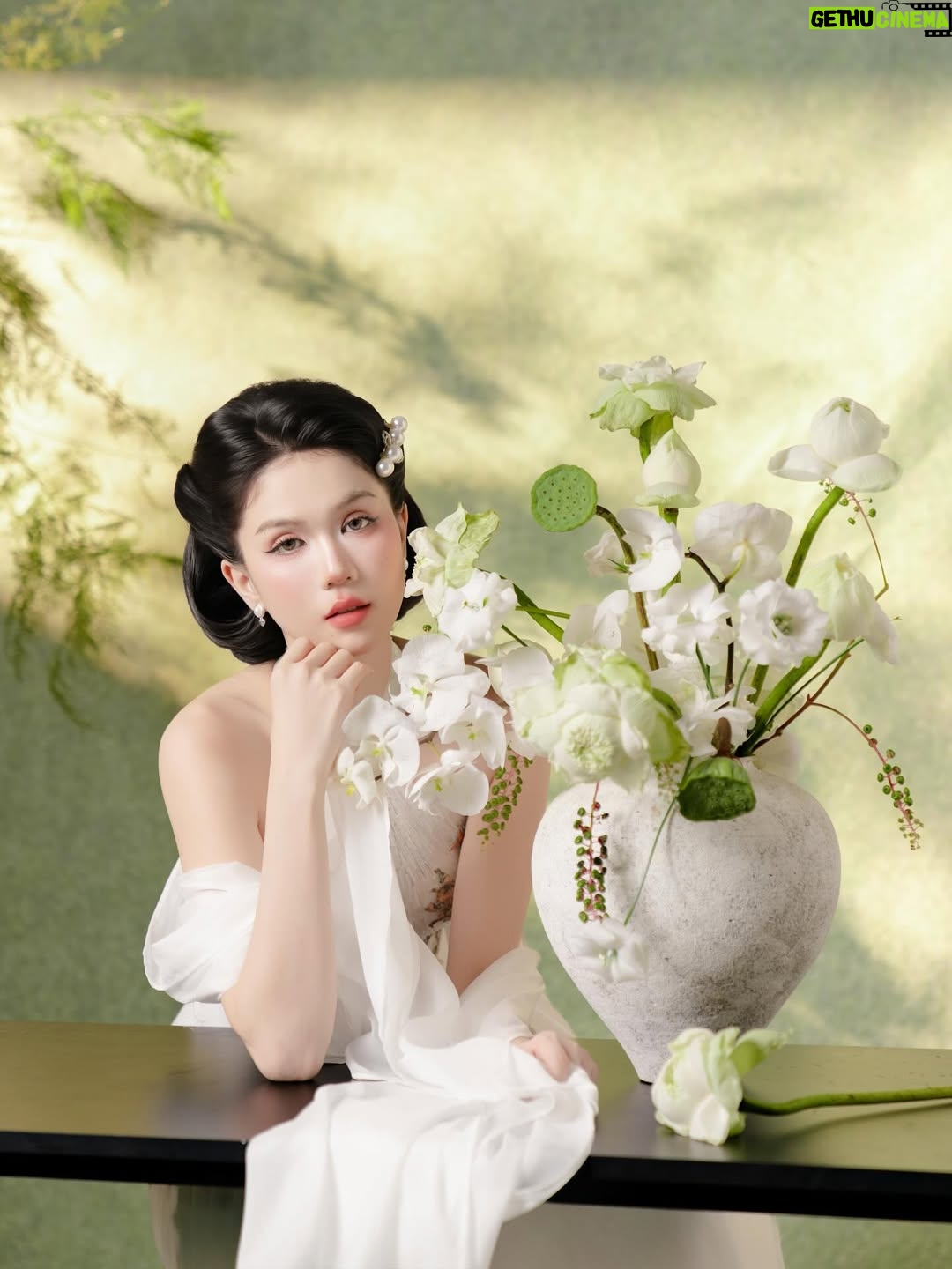 Ngoc Trinh - 41.3K Likes - Hãy yêu lấy hành trình của mình, kể cả khi nó lấm lem bùn đất.
Bởi chính những vết bẩn ấy mới kể lại câu chuyện bạn đã sống dũng cảm đến nhường nào 🤍🤍🤍 #ngoctrinh #ngoctrinh89