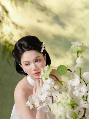 Ngoc Trinh Instagram - Hãy yêu lấy hành trình của mình, kể cả khi nó lấm lem bùn đất.
Bởi chính những vết bẩn ấy mới kể lại câu chuyện bạn đã sống dũng cảm đến nhường nào 🤍🤍🤍 #ngoctrinh #ngoctrinh89