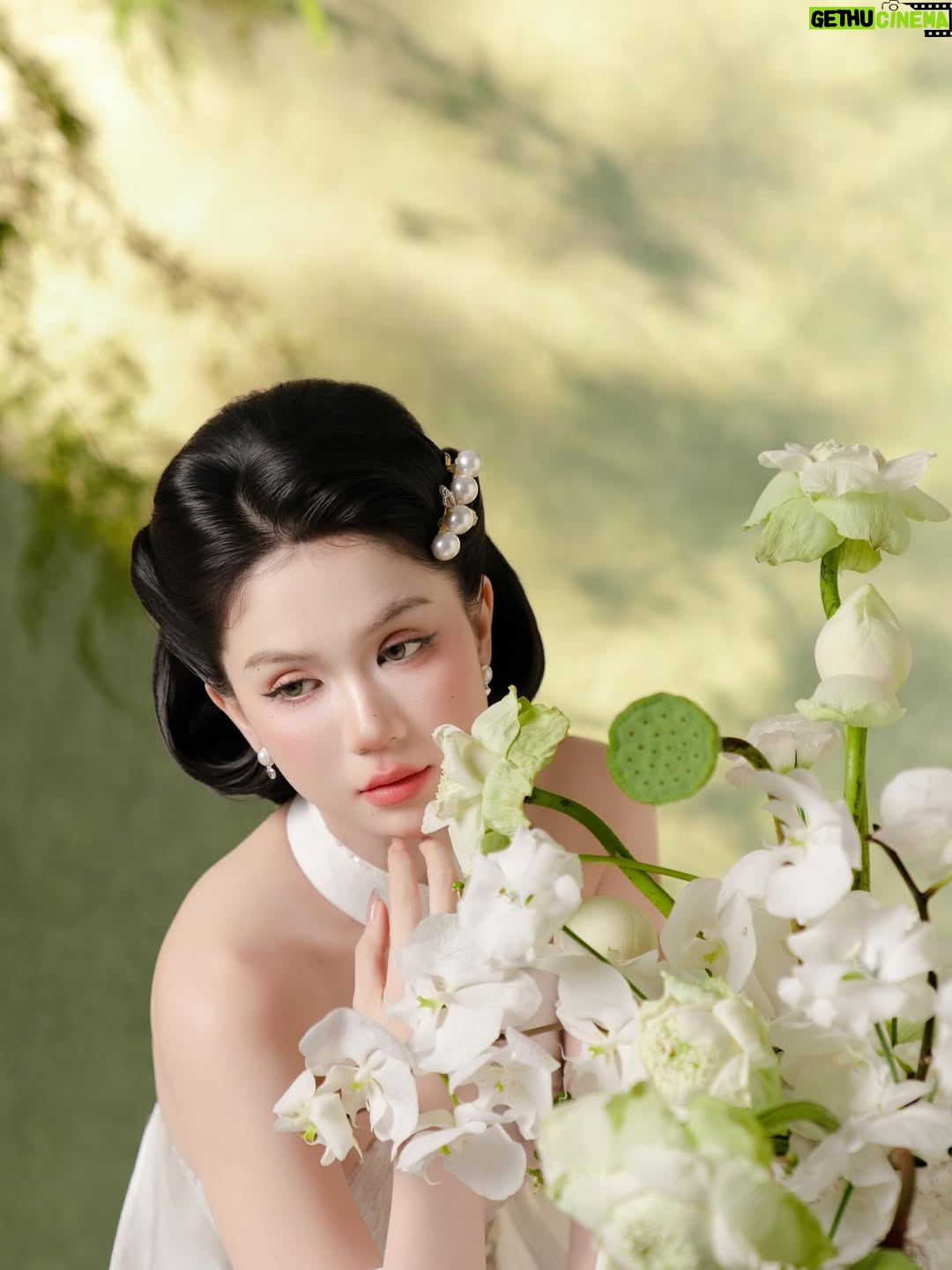 Ngoc Trinh - 41.3K Likes - Hãy yêu lấy hành trình của mình, kể cả khi nó lấm lem bùn đất.
Bởi chính những vết bẩn ấy mới kể lại câu chuyện bạn đã sống dũng cảm đến nhường nào 🤍🤍🤍 #ngoctrinh #ngoctrinh89