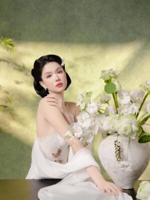 Ngoc Trinh Instagram - Hãy yêu lấy hành trình của mình, kể cả khi nó lấm lem bùn đất.
Bởi chính những vết bẩn ấy mới kể lại câu chuyện bạn đã sống dũng cảm đến nhường nào 🤍🤍🤍 #ngoctrinh #ngoctrinh89