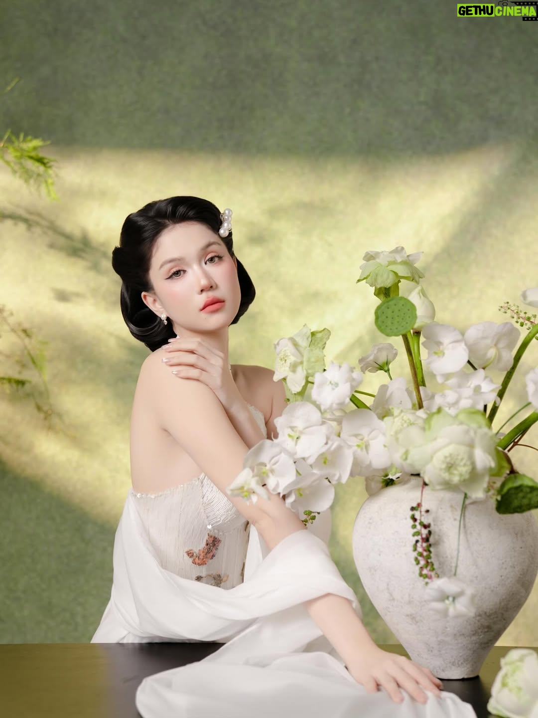 Ngoc Trinh - 41.3K Likes - Hãy yêu lấy hành trình của mình, kể cả khi nó lấm lem bùn đất.
Bởi chính những vết bẩn ấy mới kể lại câu chuyện bạn đã sống dũng cảm đến nhường nào 🤍🤍🤍 #ngoctrinh #ngoctrinh89