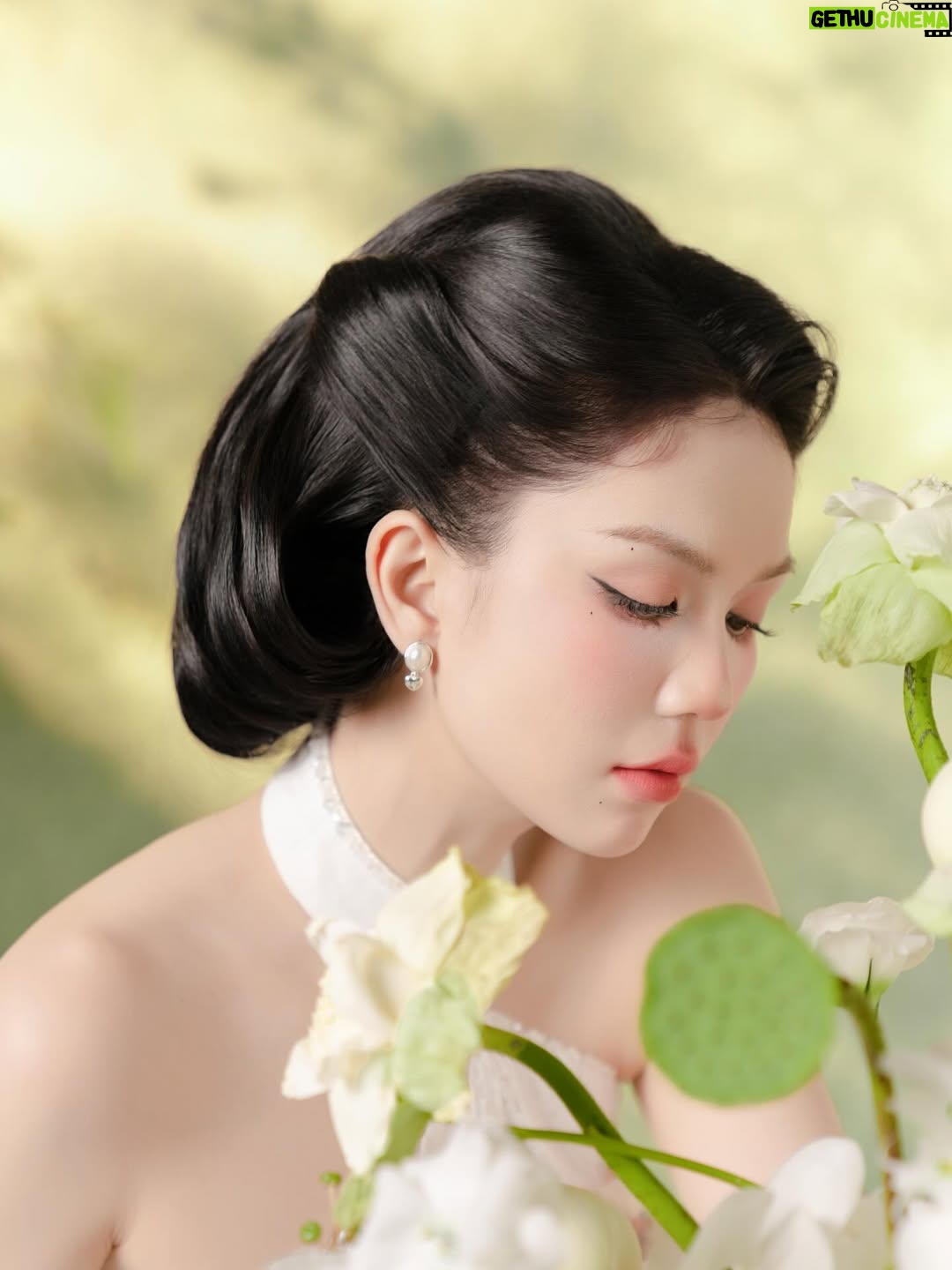 Ngoc Trinh - 41.3K Likes - Hãy yêu lấy hành trình của mình, kể cả khi nó lấm lem bùn đất.
Bởi chính những vết bẩn ấy mới kể lại câu chuyện bạn đã sống dũng cảm đến nhường nào 🤍🤍🤍 #ngoctrinh #ngoctrinh89