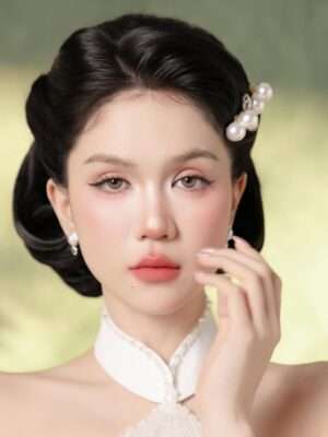 Ngoc Trinh Instagram - Hãy yêu lấy hành trình của mình, kể cả khi nó lấm lem bùn đất.
Bởi chính những vết bẩn ấy mới kể lại câu chuyện bạn đã sống dũng cảm đến nhường nào 🤍🤍🤍 #ngoctrinh #ngoctrinh89
