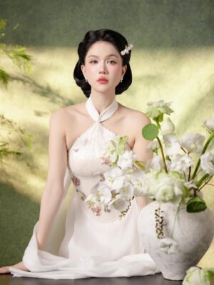 Ngoc Trinh Instagram - Hãy yêu lấy hành trình của mình, kể cả khi nó lấm lem bùn đất.
Bởi chính những vết bẩn ấy mới kể lại câu chuyện bạn đã sống dũng cảm đến nhường nào 🤍🤍🤍 #ngoctrinh #ngoctrinh89