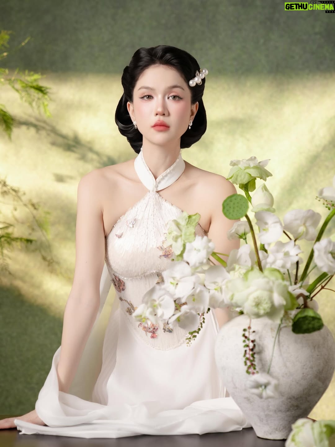 Ngoc Trinh - 41.3K Likes - Hãy yêu lấy hành trình của mình, kể cả khi nó lấm lem bùn đất.
Bởi chính những vết bẩn ấy mới kể lại câu chuyện bạn đã sống dũng cảm đến nhường nào 🤍🤍🤍 #ngoctrinh #ngoctrinh89